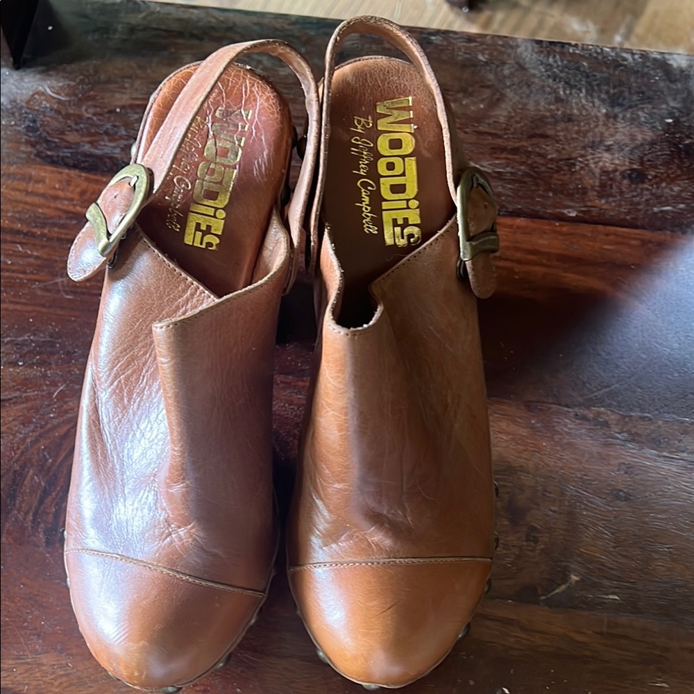 Woodies size 6 worn twice.  Leather wooden clogs brass grommets